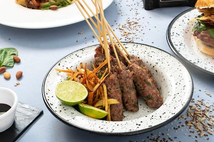 Brochette de carne de ciervo picada.