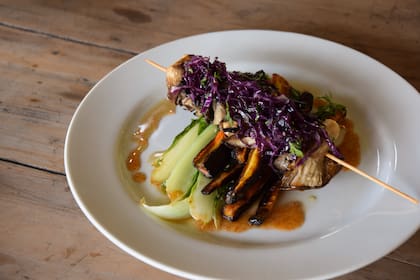Brochette de gírgolas sobre colchón de akusai, zanahorias asadas y almíbar de zanahoria