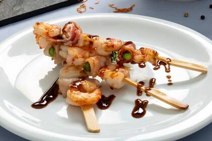 Brochette de langostinos, al wok o a la plancha.