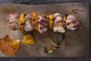 Brochette de pollo con naranja, panceta ahumada y vodka
