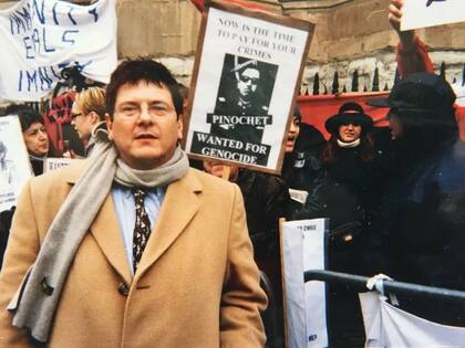 Brody durante las protestas contra Pinochet en Londres.