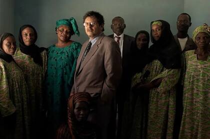 Brody en 2004 en Yamena, la capital de Chad, junto a un grupo de víctimas del gobierno de Habré.