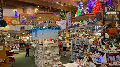 Bronner’s Christmas Wonderland tiene desde adornos navideños hasta disfraces de Papa Noel (tripadvisor.com)