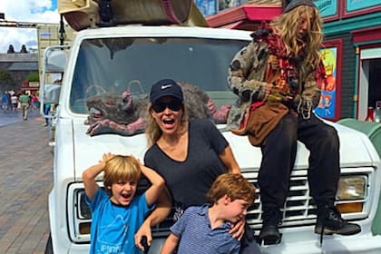 Brooke Mueller junto a los gemelos vistando los estudios de Universal, en 2015.