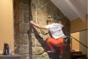 "Quedate en casa". Una escaladora olímpica se entrena subida a paredes y muebles