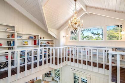 Brooke Shields vende su casa de Los Ángeles: revestida en madera, estilo cabaña chic y moderna