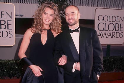 Brooke Shields y Andre Agassi en la alfombra roja de los premios Globo de Oro, a finales de los años noventa