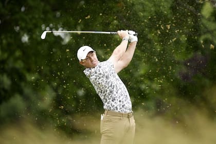 BROOKLINE, MASSACHUSETTS - JUNE 16: Rory McIlroy of Northern Ireland plays his shot from the sixth tee during round one of the 122nd U.S. Open Championship at The Country Club on June 16, 2022 in Brookline, Massachusetts.   Jared C. Tilton/Getty Images/AFP
== FOR NEWSPAPERS, INTERNET, TELCOS & TELEVISION USE ONLY ==