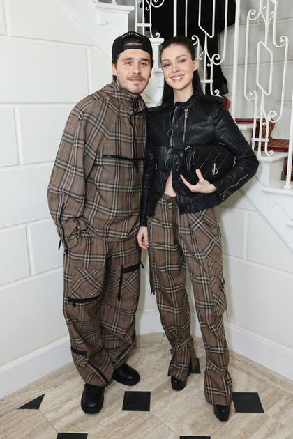 Brooklyn Beckham, primogénito de David y Victoria Beckham, asistió con su mujer,
la actriz Nicola Peltz, con looks coordinados.