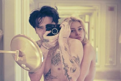 Brooklyn Beckham sorprendió a sus seguidores con un nuevo tatuaje dedicado a Nicola Peltz, en medio de un presunto conflicto con Victoria Beckham