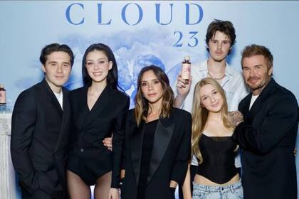 Brooklyn, primero a la izquierda, junto a su pareja y su familia, en la presentación de Cloud23