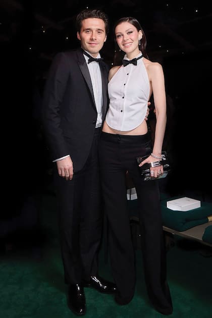 Brooklyn y Nicola, con un
sensual look de inspiración
smoking, que acompañó
con joyas Chaumet.