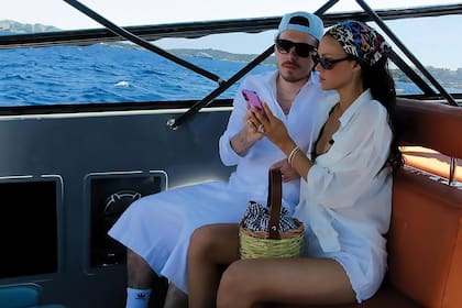Brooklyn y Nicola durante un paseo en el yacht del padre de ella,
el empresario multimillonario Nelson Peltz.