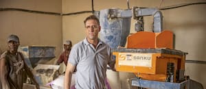 La historia del hombre que creó una máquina que salva millones de vidas en África