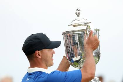 Por segundo año consecutivo, Koepka celebra con el Wannamaker Trophy 