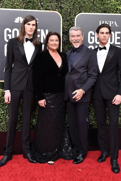 Brosnan y su mujer posaron en la alfombra roja de la 77° entrega de los Golden Globes con sus dos hijos, Dylan y Paris, en enero de 2020.