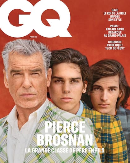Brosnan y sus hijos Paris y Dylan, en la tapa de la revista GQ, en 2022