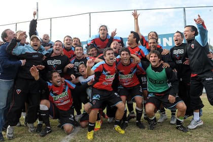 Brown festeja su primer ascenso a la B Nacional