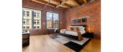 Brown planea regalar a los próximos propietarios algunas de sus camisetas enmarcadas y artículos autografiados que actualmente decoran el espacio (Douglas Elliman)