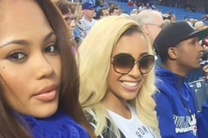 Brown y Blonde, en las gradas, alentando a su novio en común