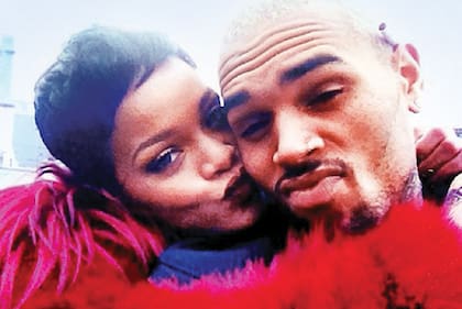 Brown y Rihanna de lo más enamorados