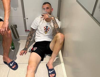 Brozovic fuma un habano con la indumentaria de entrenamiento de Croacia