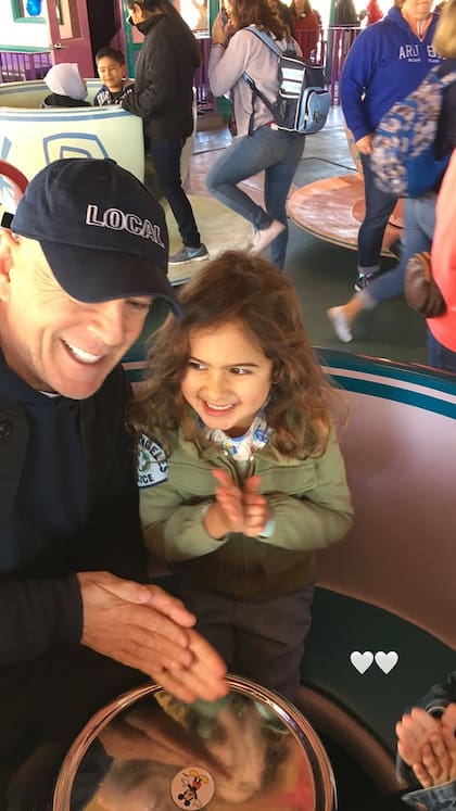 En una emotiva postal del recuerdo, Bruce Willis se sube a uno de los juegos más famosos del parque de diversiones para pasar un gran momento con sus hijas
