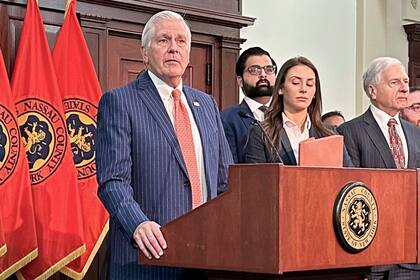 Bruce Blakeman, ejecutivo de Nassau celebra pacto con ICE