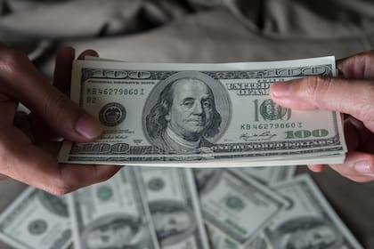 Bruce Blakeman se opone a beneficiar a los migrantes con el dinero de los impuestos de los neoyorquinos y propone destinarlo a escuelas y alivio fiscal