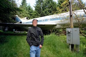 Bruce Campbell, ingeniero eléctrico retirado, frente al Boeing 727 en el que vive desde hace más de dos décadas