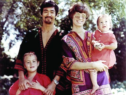 Bruce con su esposa Linda Emery y sus hijos: Brandon Bruce Lee y Shannon Lee