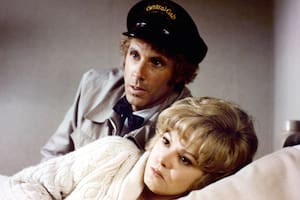 Por qué la joya olvidada del maestro del suspenso es una de las mejores comedias que hizo