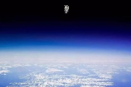 Bruce McCandless II hizo historia cuando, el 7 de febrero de 1984 flotó en el espacio sin cables