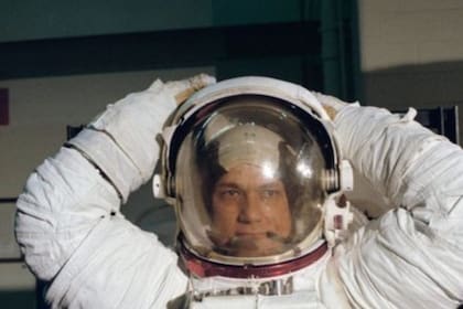 Bruce McCandless II realizó el primer vuelo libre sin ataduras desde el espacio e hizo historia en la industria aeroespacial