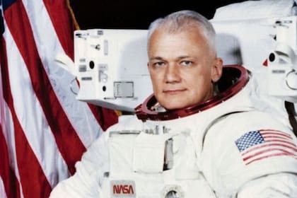 Bruce McCandless II realizó el primer vuelo libre sin ataduras desde el espacio e hizo historia en la industria aeroespacial