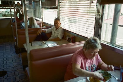 Bruce Springsteen recuerda su infancia en Nueva Jersey, cerca de campamentos de trabajadores agrícolas, migrantes del sur de Estados Unidos; él y su abuelo, que tenía una tienda de electrónica, los visitaban para venderles radios baratas reacondicionadas