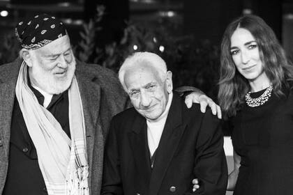 Bruce Weber, director de un reciente documental sobre el fotógrafo, Paolo Di Paolo, actualmente de 97 años, y su hija Silvia Di Paolo, quien exhumó accidentalmente toda la obra de su padre