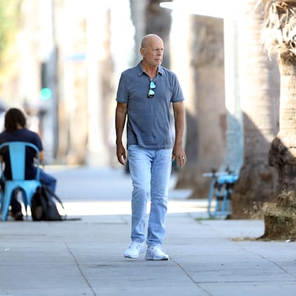 Bruce Willis caminando por Los Ángeles, en septiembre de este año