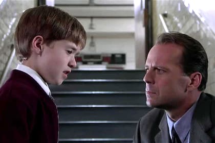 Bruce Willis (derecha) interpretó al terapeuta de Cole Sear (Haley Joel Osment) en la película