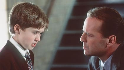 Bruce Willis (derecha) interpretó al terapeuta de Cole Sear (Haley Joel Osment) en la película.