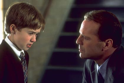 Bruce Willis y Haley Joel Osment, en una escena de Sexto sentido
