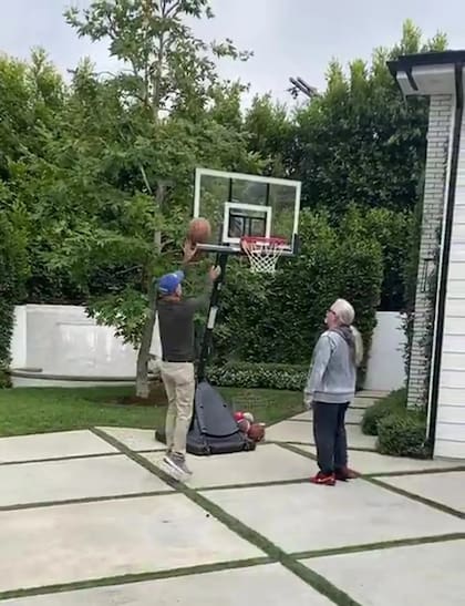 Bruce Willis encesta al jugar baloncesto en el patio de su casa