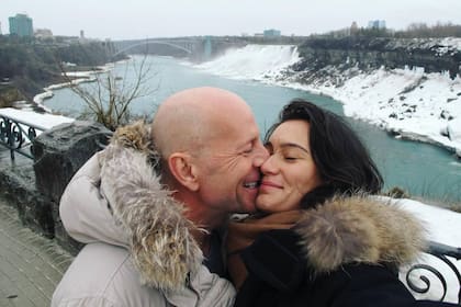 Bruce Willis junto a Emma Heming, con quien se casó en 2009