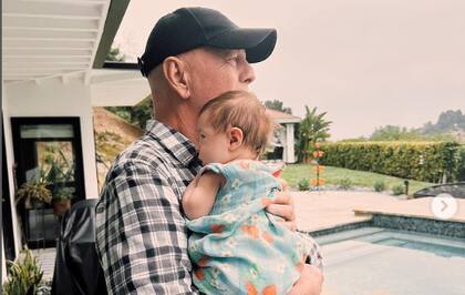 Bruce Willis junto a su nieta