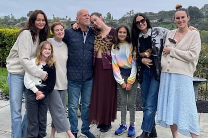Bruce Willis junto a su mujer Emma Heming, su ex Demi Moore y sus cinco hijas Evelyn Penn, Tallulah Belle, Scout LaRue, Mabel Ray y Rumer Glenn,