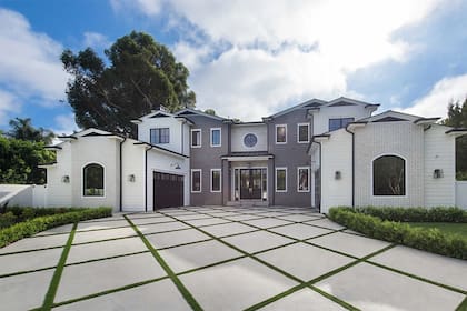 Bruce Willis mantuvo solo una de sus propiedades: su actual casa en Brentwood, Los Angeles. 