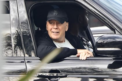 Bruce Willis reapareció públicamente a bordo de una camioneta mientras disfrutaba de un paseo por Studio City. A pesar de su diagnóstico de afasia, el actor fue visto de buen ánimo y con buen semblante