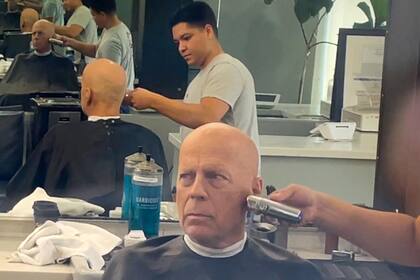 Bruce Willis recibiendo un tratamiento VIP en una barbería
