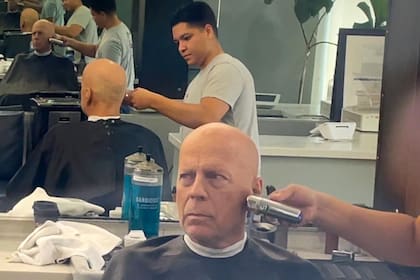 Bruce Willis recibiendo un tratamiento VIP en una barbería
