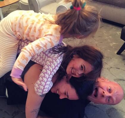 Bruce Willis y Emma Heming Willis, en una foto familiar junto con sus dos hijas